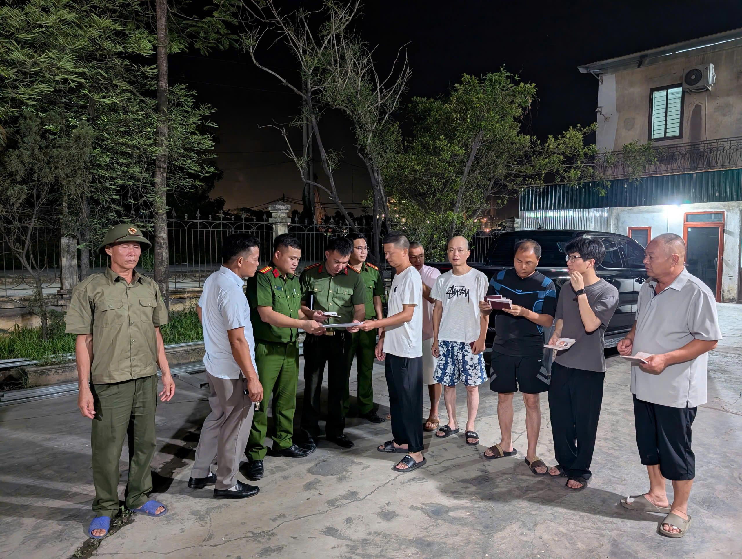 Công an phường Nhị Chiểu kiểm tra, hướng dẫn công tác quản lý cư trú đối với người nước ngoài